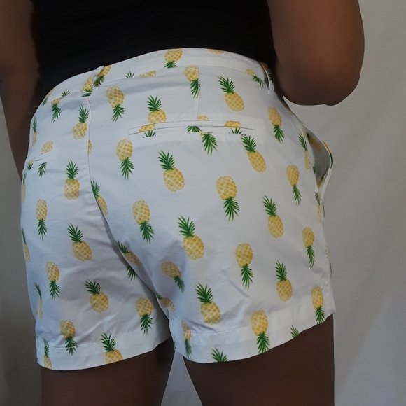 Old navy White and yellow pinapple shorts size 10 - Picture 2 of 4